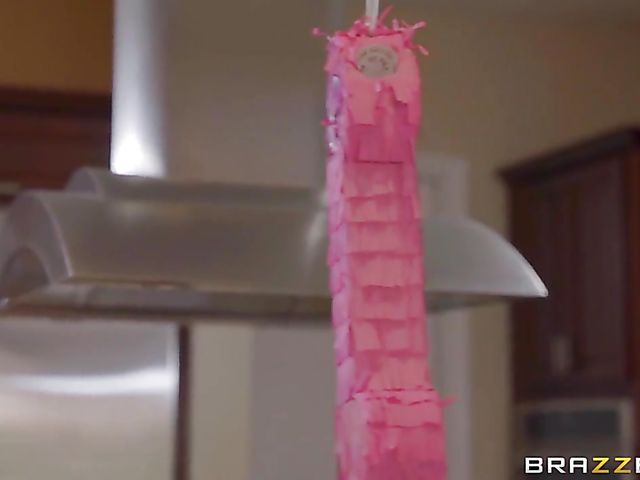 Old and young anal in the kitchen with blindfolded Kenzie Reeves and Steve Holmes