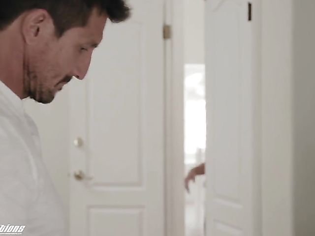 New Sensations hot scene with young Naomi Swann and experienced Tommy Gunn