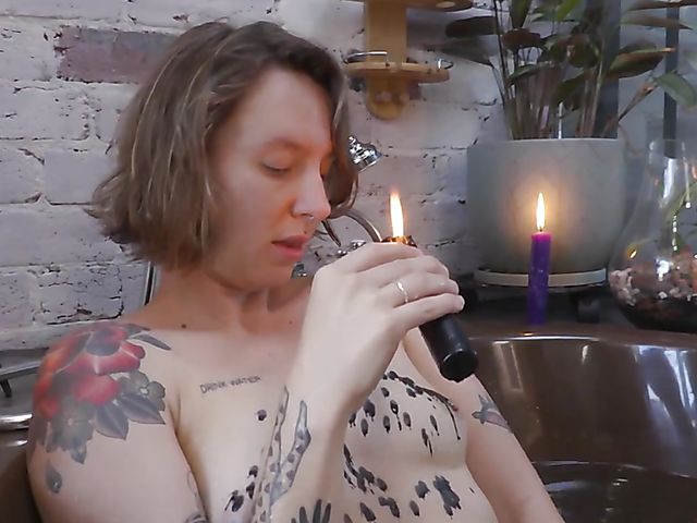 Kit Bauer - Kinky bathroom solo with hot wax