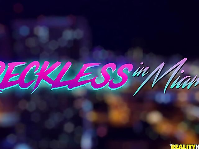 Thick teen in a bikini Brooke Benz gets horny at the beach