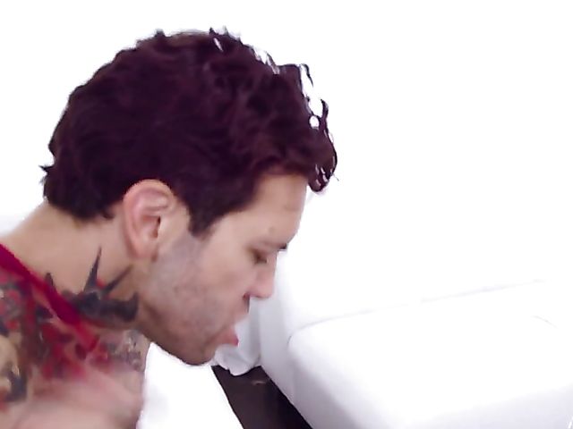 Tied anal in pink fishnets with kinky MILF London River