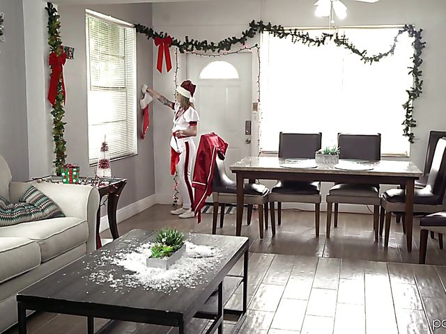 Christmas fuck after fingering with skinny Roxy Ryder