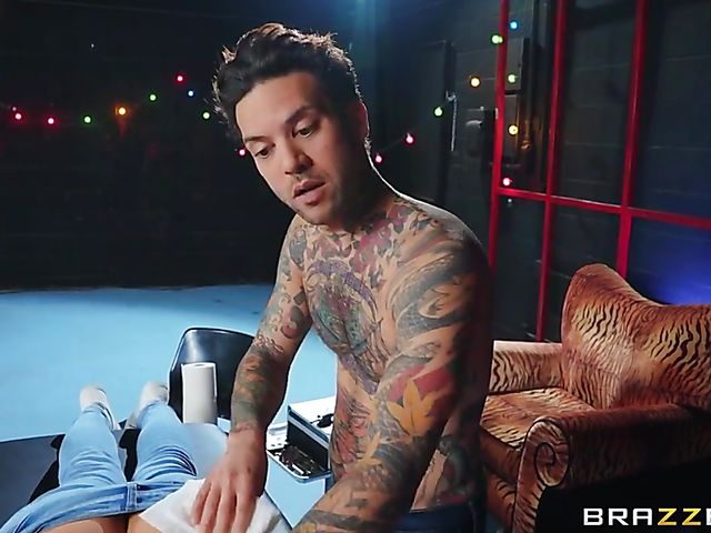 Ryan Keely - Big ass MILF anal with a tattoo artist