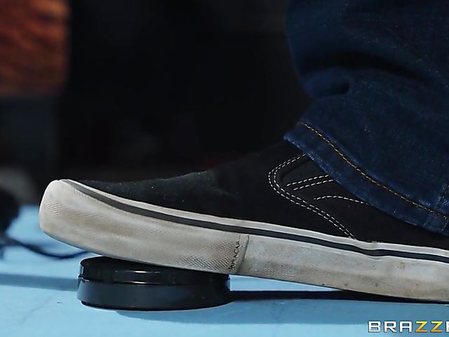 Ryan Keely - Big ass MILF anal with a tattoo artist