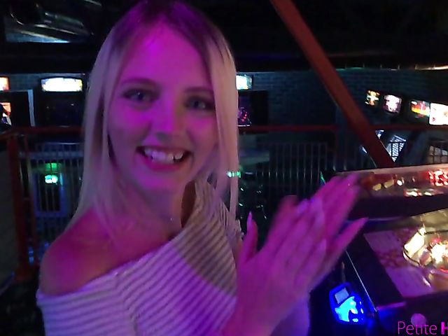 Small blonde spinner with big blue eyes Kate Bloom gets boned