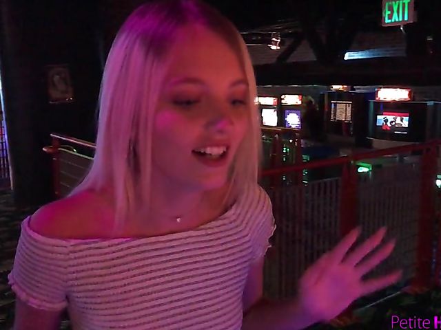 Small blonde spinner with big blue eyes Kate Bloom gets boned