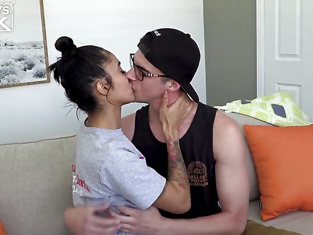 Zeek Simons & Mia Thomas - Watch nerd fuck a lovely girl