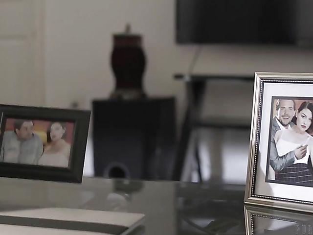 Amnesiac Tyler Nixon fucks dirty MILF Sovereign Syre