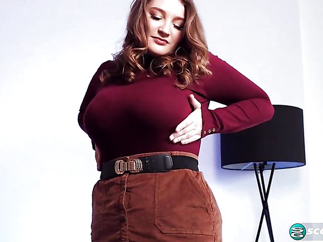 Huge tits solo with a pink toy with curvy Daria