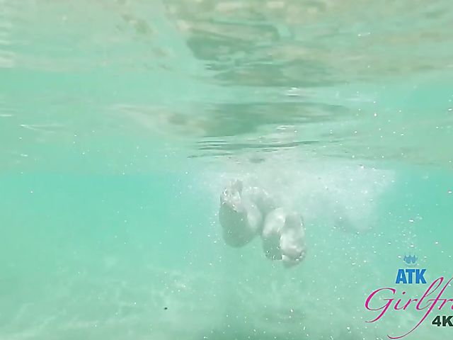 Nude beach girlfriend Jane Wilde shows it all