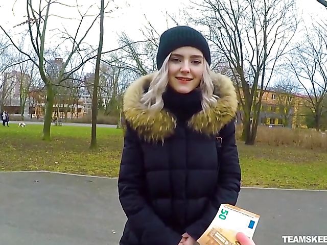 Eva Elfie - Public blowjob for money in the park
