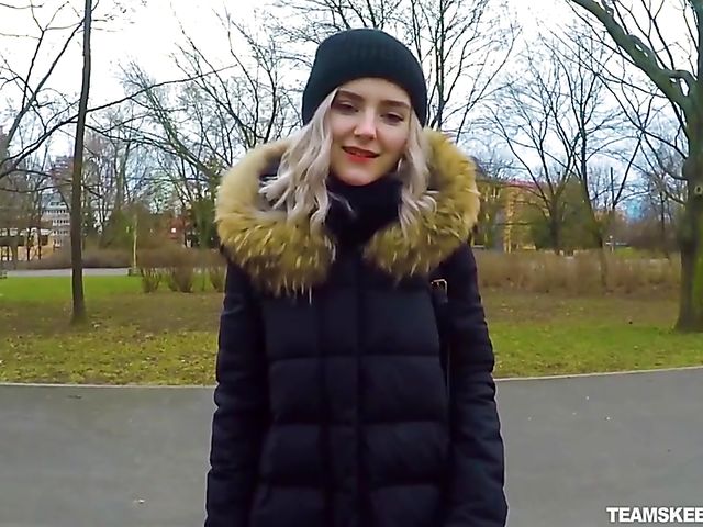 Eva Elfie - Public blowjob for money in the park