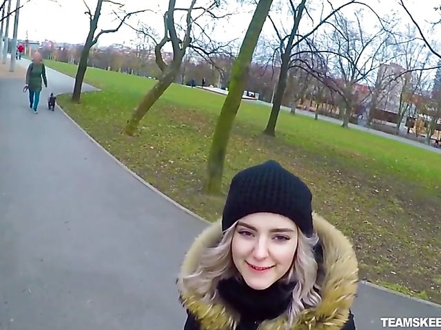 Eva Elfie - Public blowjob for money in the park