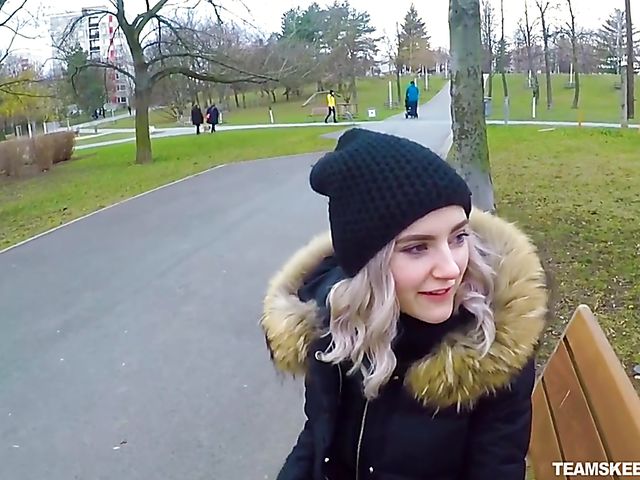 Eva Elfie - Public blowjob for money in the park