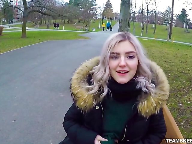 Eva Elfie - Public blowjob for money in the park