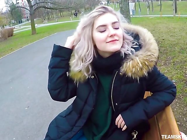 Eva Elfie - Public blowjob for money in the park