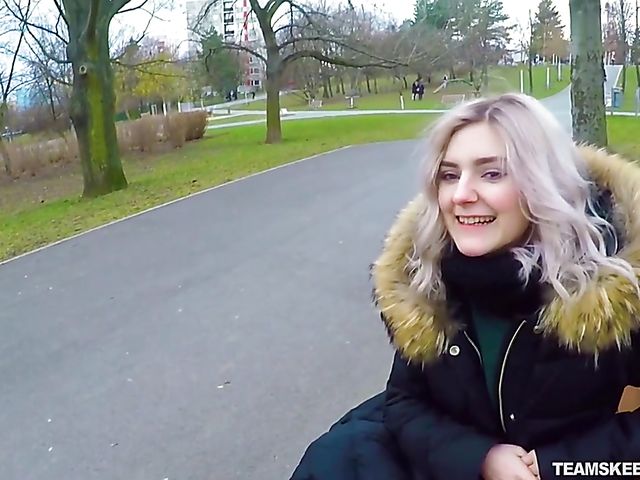 Eva Elfie - Public blowjob for money in the park