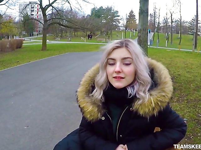 Eva Elfie - Public blowjob for money in the park