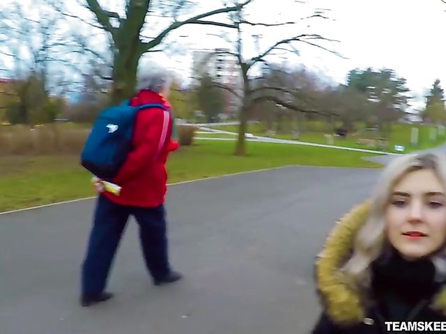 Eva Elfie - Public blowjob for money in the park
