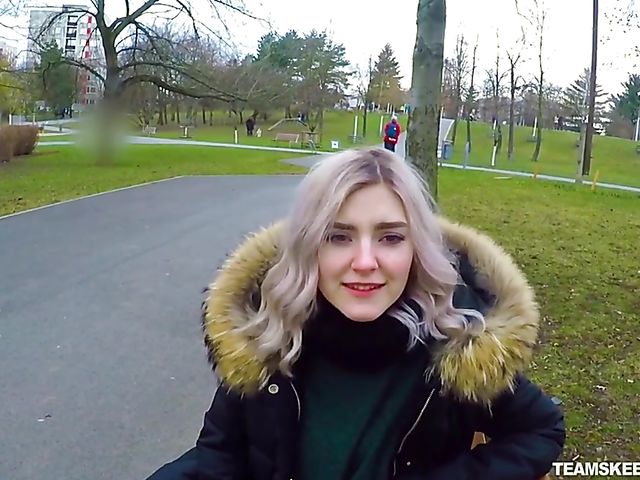 Eva Elfie - Public blowjob for money in the park