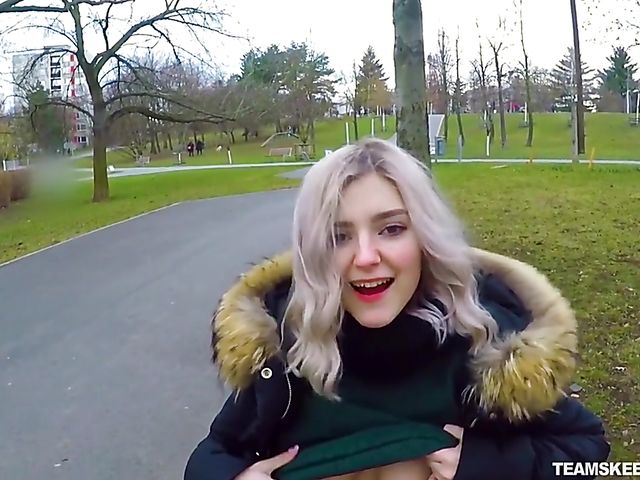 Eva Elfie - Public blowjob for money in the park
