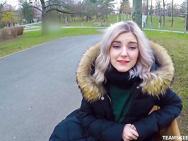 Eva Elfie - Public blowjob for money in the park