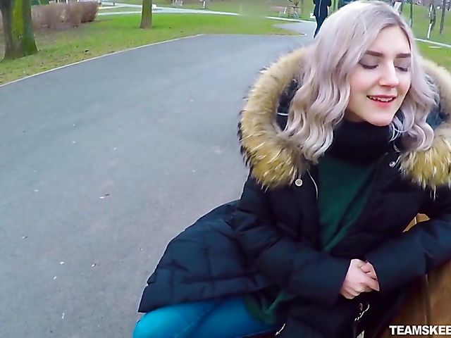 Eva Elfie - Public blowjob for money in the park