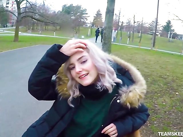 Eva Elfie - Public blowjob for money in the park