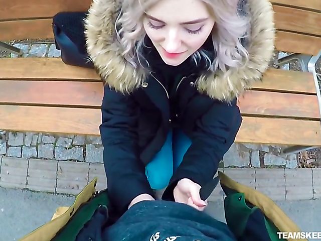 Eva Elfie - Public blowjob for money in the park