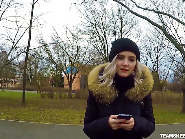 Eva Elfie - Public blowjob for money in the park