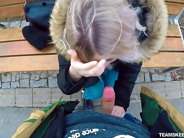 Eva Elfie - Public blowjob for money in the park