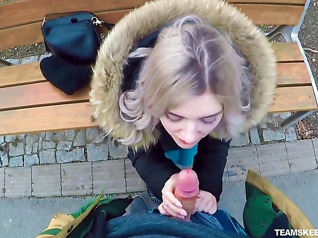 Eva Elfie - Public blowjob for money in the park
