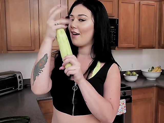Megan Maiden - Jerk off instruction with a zucchini