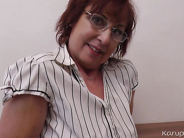 Mature natural tits woman with glasses Amy D rubs her pussy on a chair