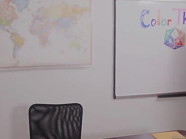 MILF lesbian India Summer seduces Pamela Morrison into licking her pussy