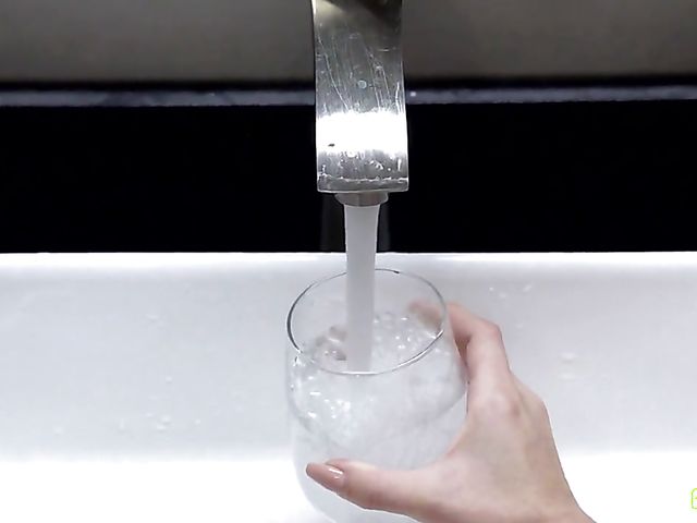 Kiara Cole & Rosalyn Sphinx - Stuck step sisters threesome