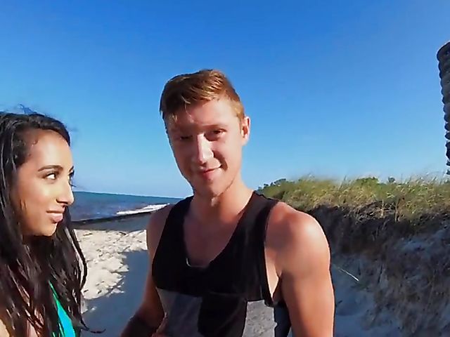 Big butt latina bikini girl Kiarra Kai gets slammed in Miami