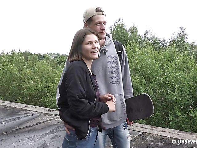 Outdoor quickie with hot skater girl Grace Carson
