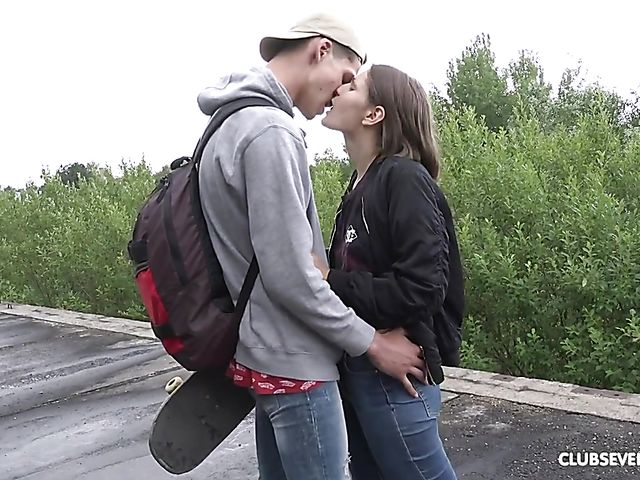 Outdoor quickie with hot skater girl Grace Carson