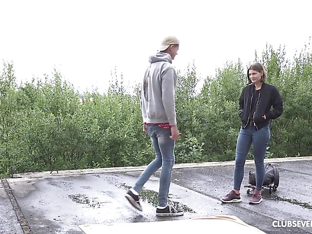 Outdoor quickie with hot skater girl Grace Carson