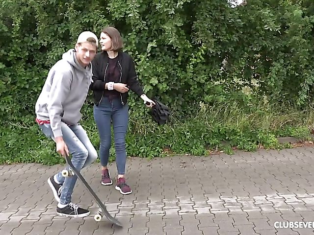 Outdoor quickie with hot skater girl Grace Carson