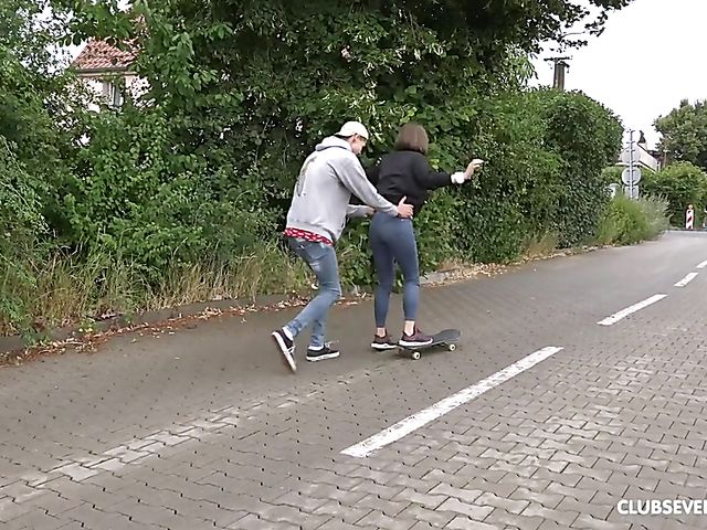 Outdoor quickie with hot skater girl Grace Carson