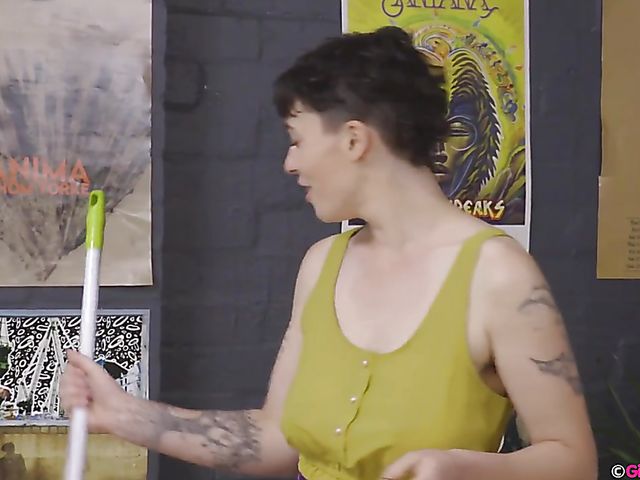 Chubby lesbian mom Violette eats big breasted Luca's hairy cunt