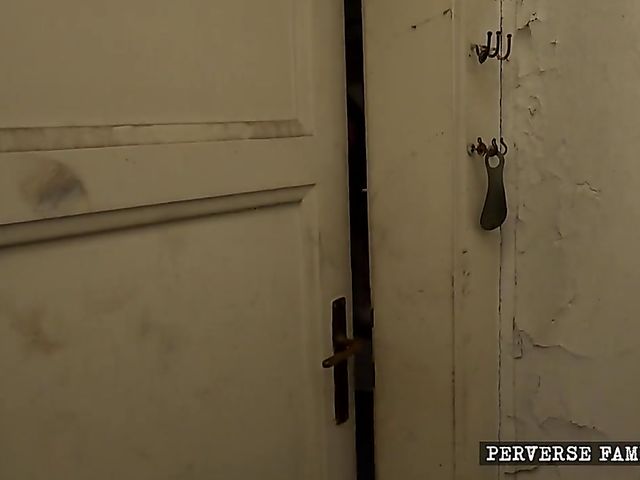 Slut stepdaughter's quickie with her brutal dad and finger squirt