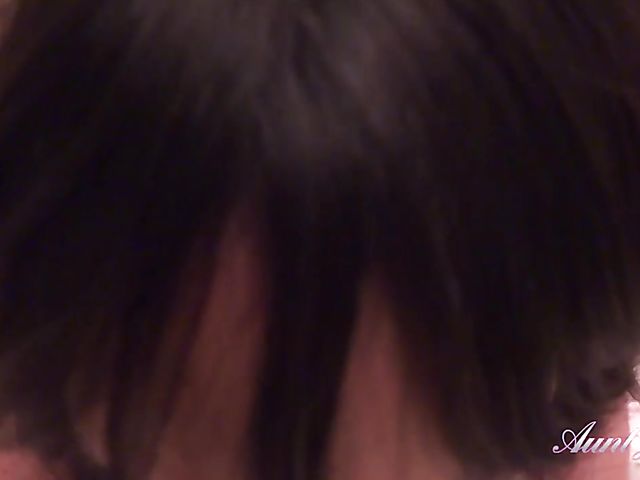 JOI instruction from UK mom Lucy masturbating in her bed with you in the morning