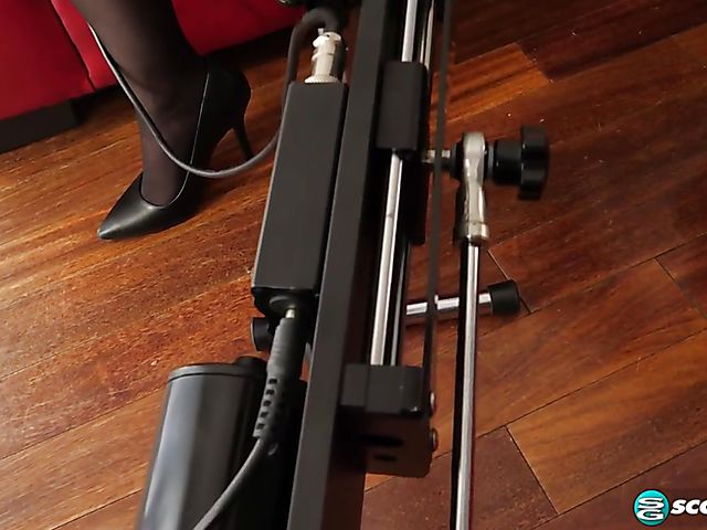 Busty fucking machine addict Kiki Daire has a good time