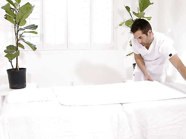 Reagan Foxx - MILF big tits massage and pleasurable pussy stimulation