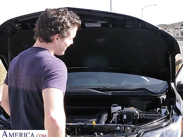 Stranded neighbor MILF Elle Mcrae sucks and fucks a helpful boy