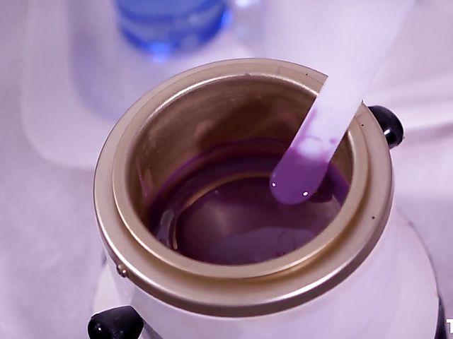 Skinny Sarah Kay brazilian waxing and masturbating