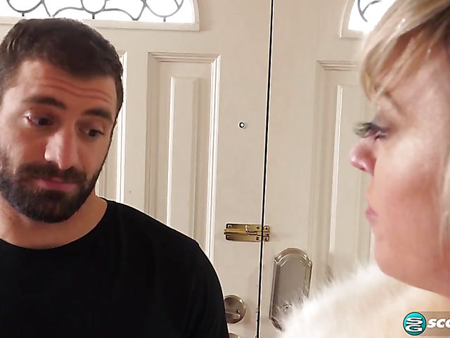 Dee Williams - This big boobs mom has something for him